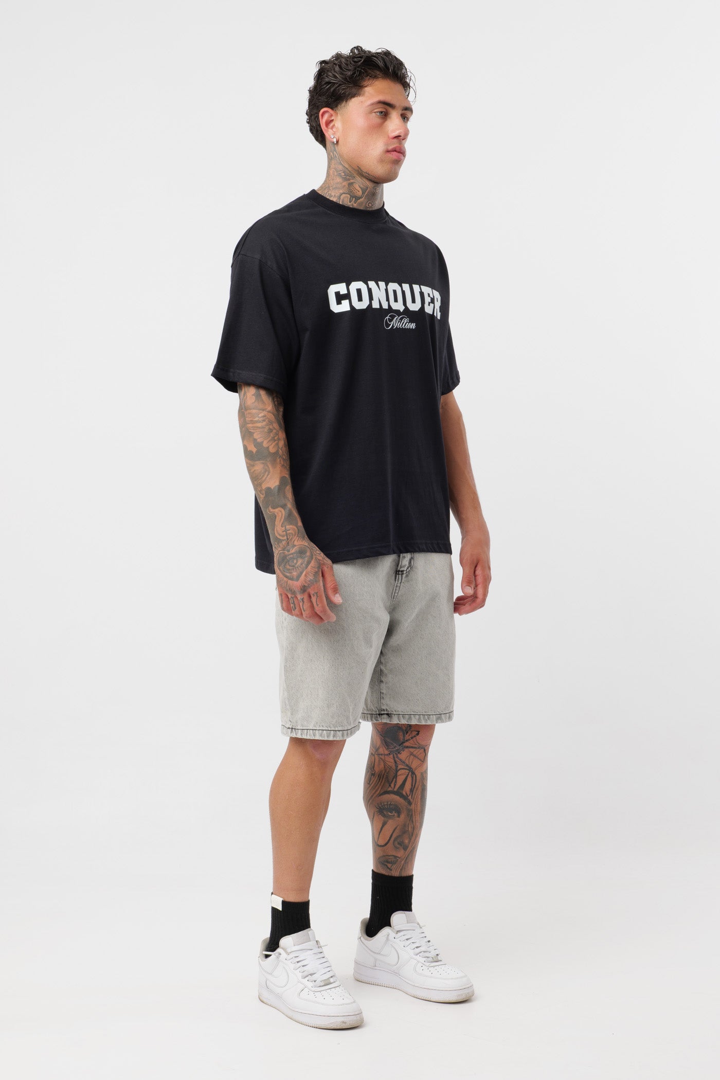 T-shirt Conquer noire