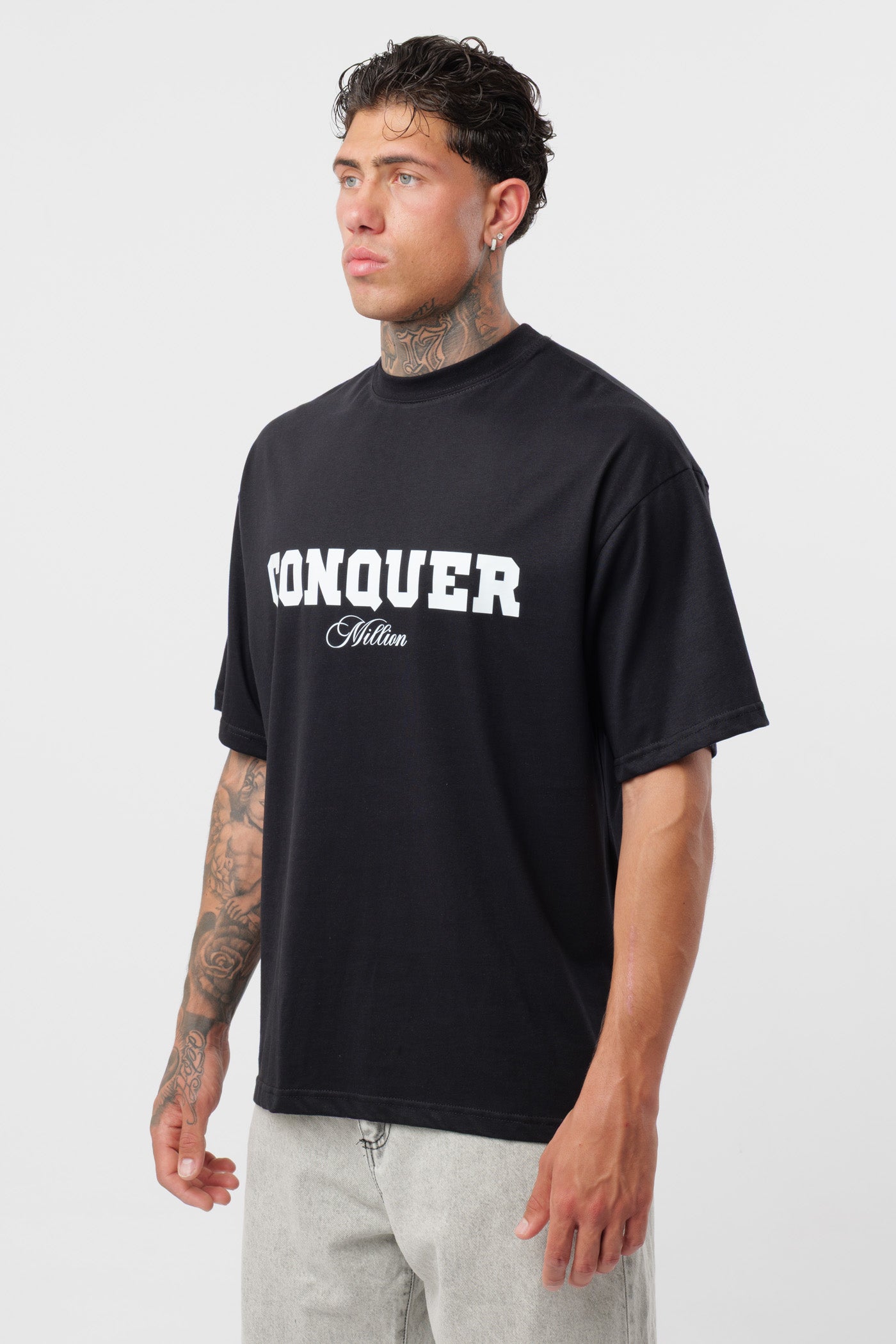 T-shirt Conquer noire