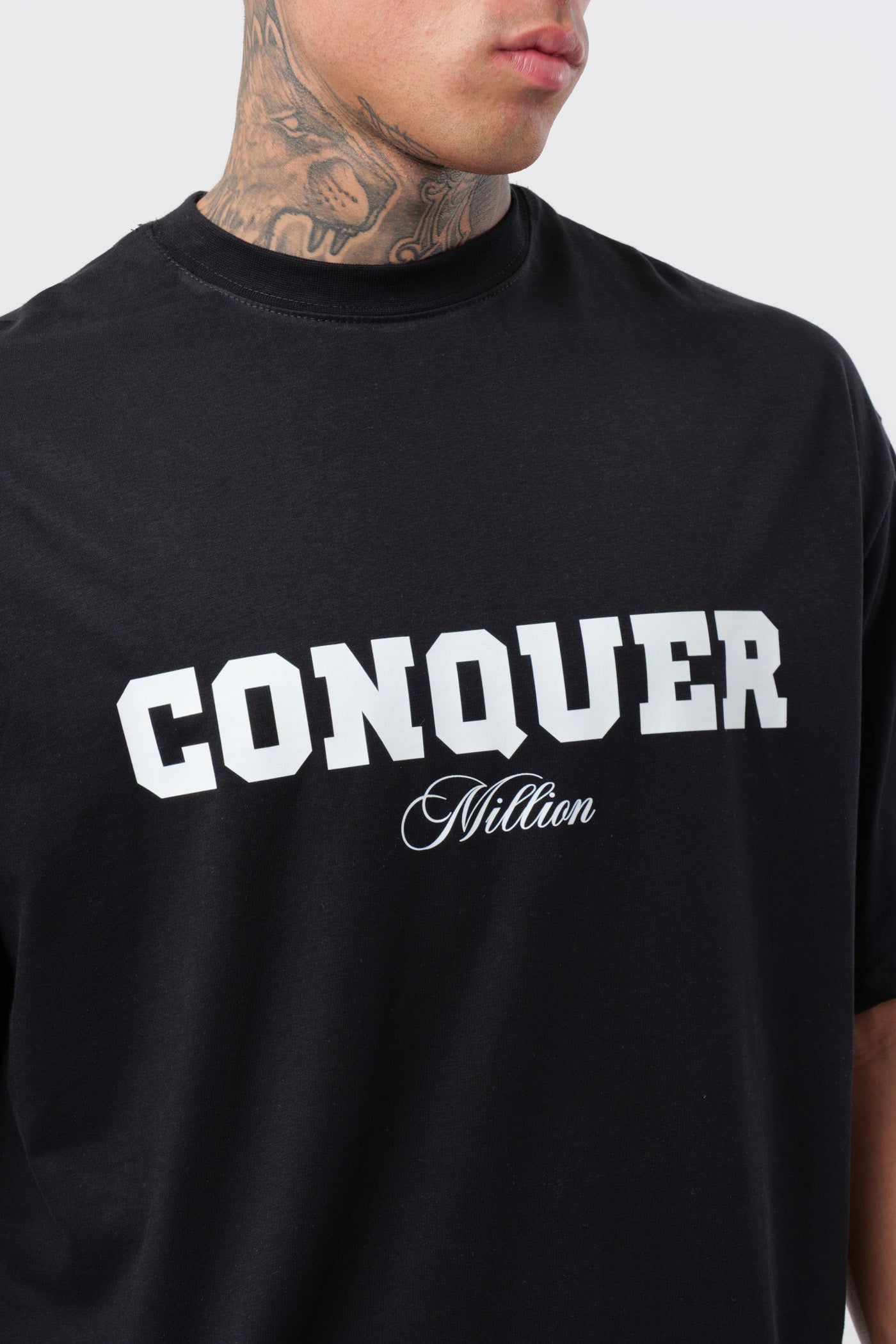 T-shirt Conquer noire