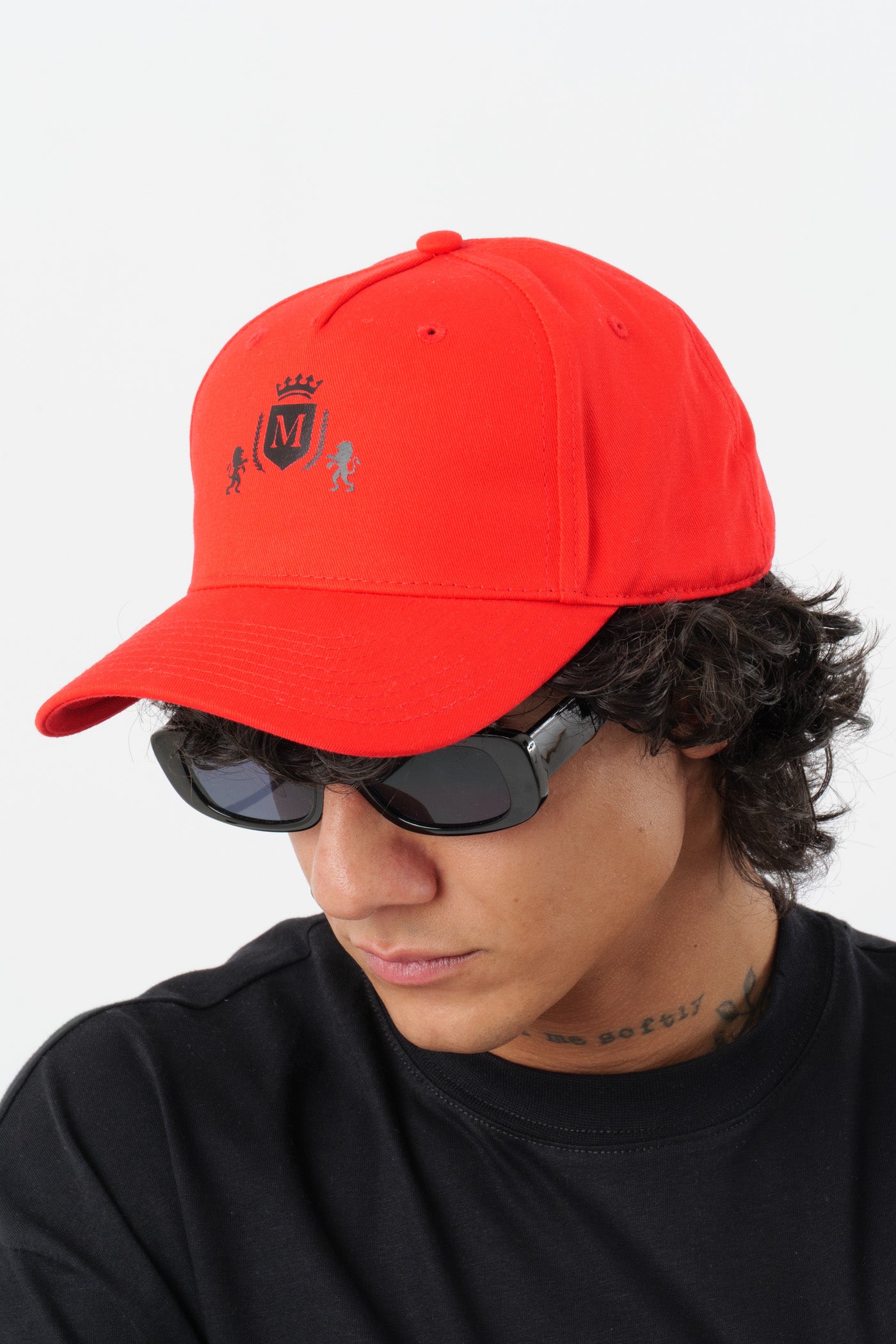 Casquette rouge avec logo noir