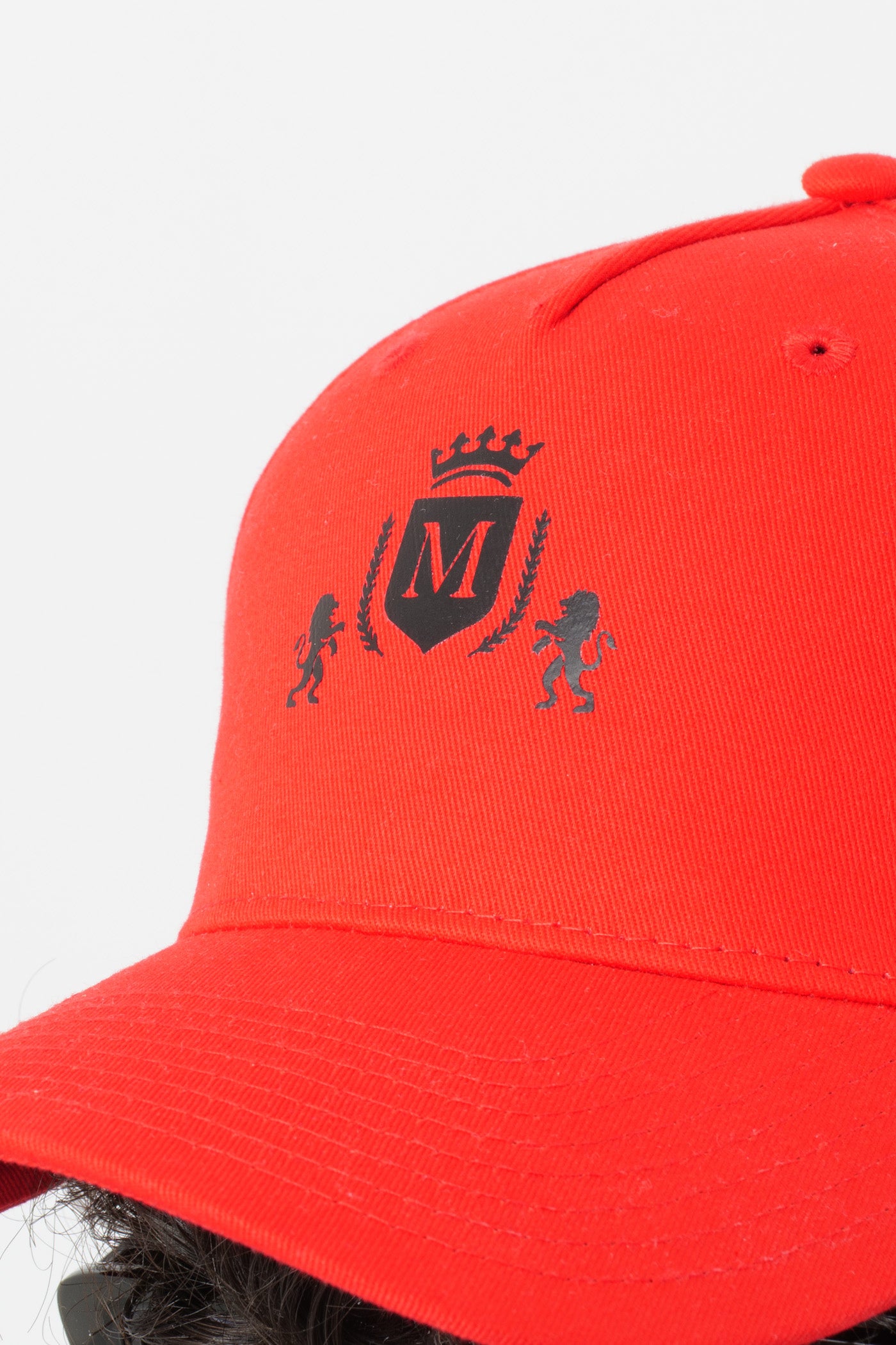 Casquette rouge avec logo noir